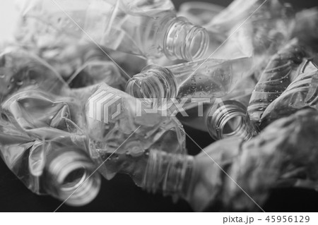 黒い背景の中の潰れたペットボトル 45956129