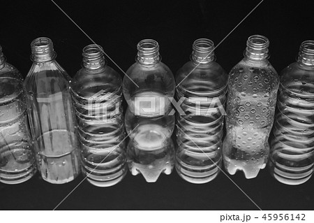 黒い背景の中の潰れたペットボトル 45956142