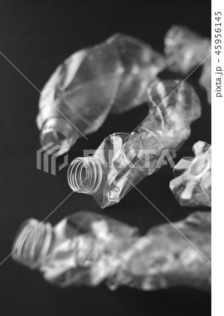 黒い背景の中の潰れたペットボトル 45956145