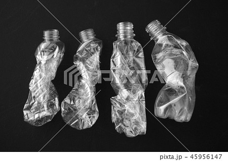 黒い背景の中の潰れたペットボトルの写真素材 [45956147] - PIXTA