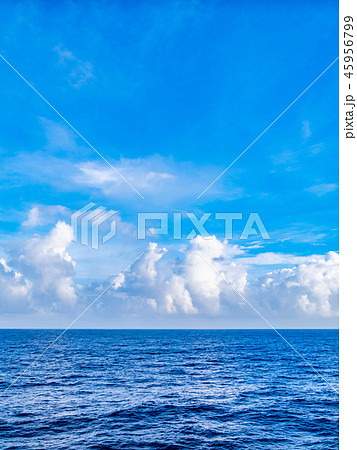 真夏の航海・雲が浮かぶ青空と大洋の水平線 真夏の航海・雲が浮かぶ青空と大洋の水平線 45956799