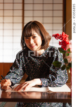 写経体験する20代女性 写経体験する20代女性 45956895