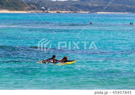 手広海岸のサーファー 鹿児島県大島郡龍郷町赤尾木 45957845