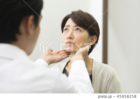 病院　診察　医師　患者 45958258