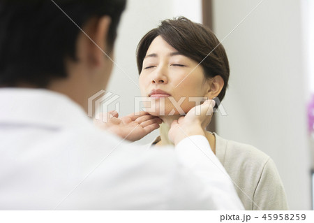 病院　診察　医師　患者 45958259