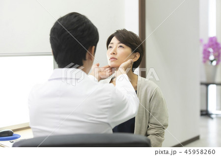 病院　診察　医師　患者 45958260