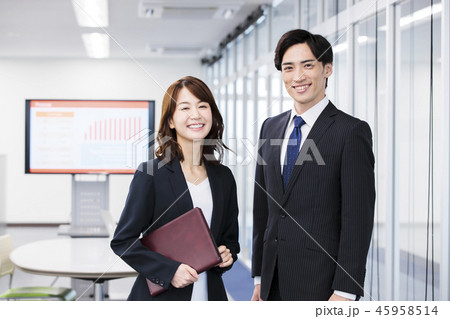 ビジネス 会議 チーム オフィス ビジネスマン ビジネス 会議 チーム オフィス ビジネスマン 45958514