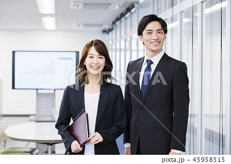ビジネス 会議 チーム オフィス ビジネスマン ビジネス 会議 チーム オフィス ビジネスマン 45958515