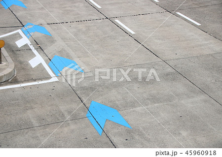 路面に表示された青い矢羽根マーク「自転車ナビライン」。 45960918