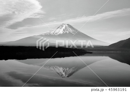 世界遺産 富士山 本栖湖 逆さ富士 白黒の写真素材 [45963191] - PIXTA