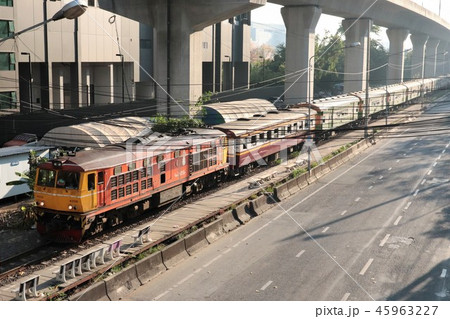 タイの普通列車の写真素材