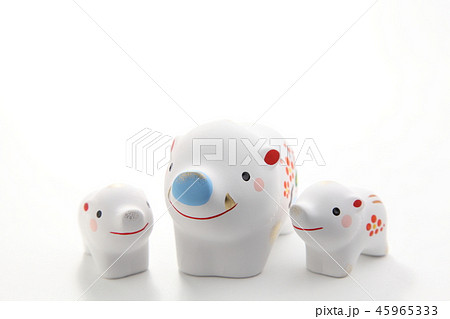 亥年　年賀素材　白亥　親子　白バック　横　正面向き　 シンプル 45965333