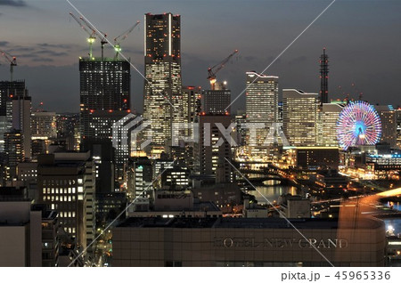 横浜マリンタワーから見たみなとみらいの高層ビルの夜景 横浜マリンタワーから見たみなとみらいの高層ビルの夜景 45965336