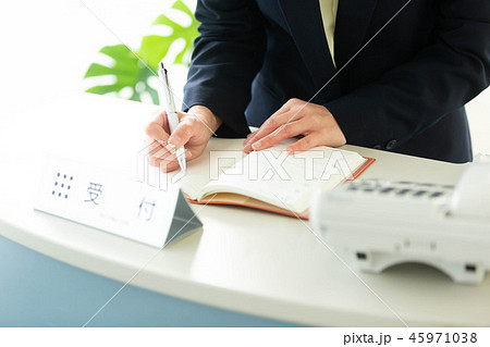 ビジネスウーマン 女性 受付カウンター 手元 ビジネスウーマン 女性 受付カウンター 手元 45971038