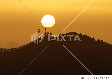 丹沢表尾根・三ノ塔から見る日の出と大山山頂 45971857