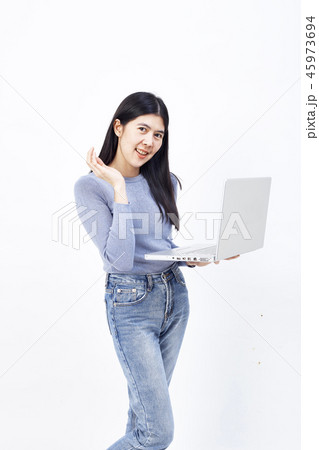 womon hand holding laptop voice activated 45973694