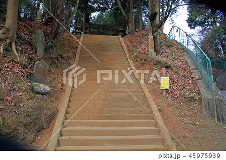 神奈川県厚木市の鐘ヶ嶽(かねがたけ)の東側の浅間神社の入口 神奈川県厚木市の鐘ヶ嶽(かねがたけ)の東側の浅間神社の入口 45975939