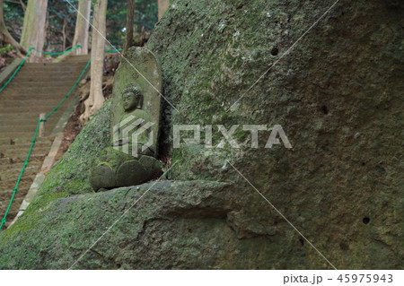 神奈川県厚木市の鐘ヶ嶽(かねがたけ)にある浅間神社付近の石仏 45975943