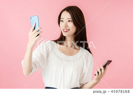 スマホを比べる女性 45978168