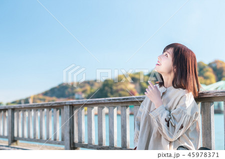 女子旅 尾道 海辺でインスタントカメラ 45978371