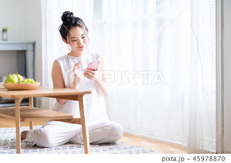若い女性（スマホ） 45978870