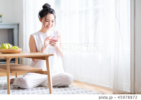 若い女性（スマホ） 45978872