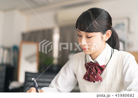 勉強する女子高生 勉強する女子高生 45980682