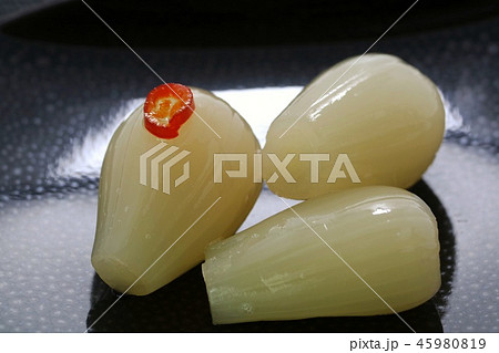 ラッキョウ 黒い皿 黒背景 ラッキョウ 黒い皿 黒背景 45980819