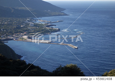 八丈島-登龍峠からの眺め 底土港 八丈島-登龍峠からの眺め 底土港 45981408