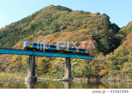 水郡線「山の紅葉と列車」青空を背景に 45982996