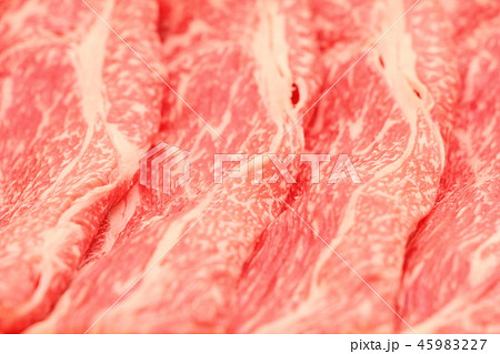 牛肉のアップ。(国産牛・肩ロース・薄切り) 牛肉のアップ。(国産牛・肩ロース・薄切り) 45983227