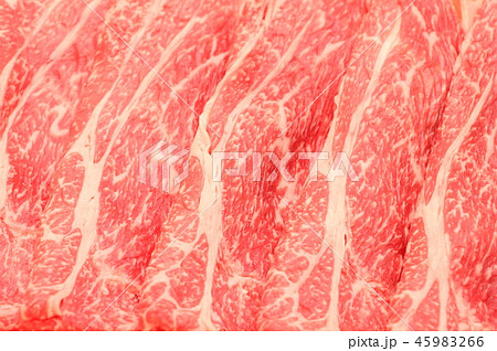 牛肉のアップ。(国産牛・肩ロース・薄切り) 45983266