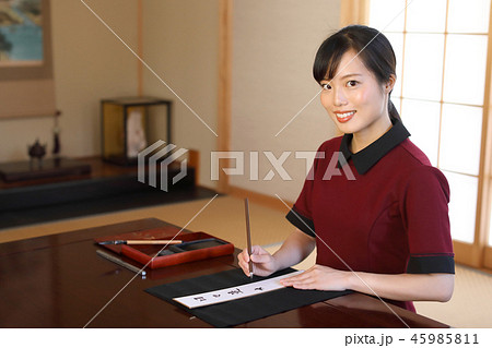 短冊に文字を書く女性 45985811
