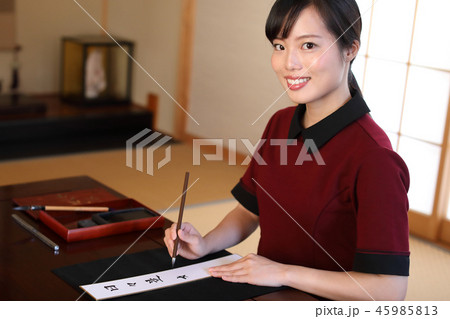 短冊に文字を書く女性 45985813