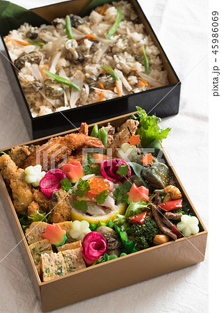 海老フライと牡蠣飯の行楽弁当 45986069