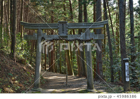 【天石立神社】 奈良県奈良市柳生町柳生字岩戸谷 【天石立神社】 奈良県奈良市柳生町柳生字岩戸谷 45986386