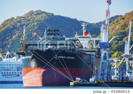 大型船を整備する造船所 45986653