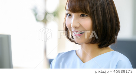 カジュアル　ビジネス　女性 45989175