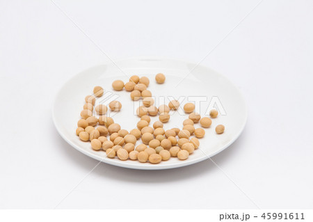 Round dish with soybeans isolated 45991611
