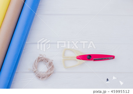 Wrapping paper, scissors and rope. 45995512