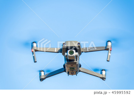 ホバリングするドローン　MAVIC2 Pro 45995592