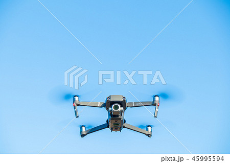ホバリングするドローン　MAVIC2 Pro 45995594