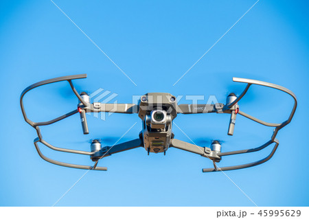 プロペラガードを着けて飛行するドローン　MAVIC2 Pro 45995629