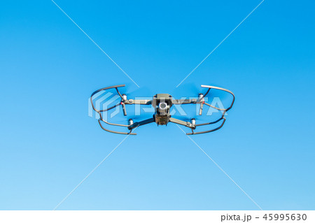 プロペラガードを着けて飛行するドローン　MAVIC2 Pro 45995630