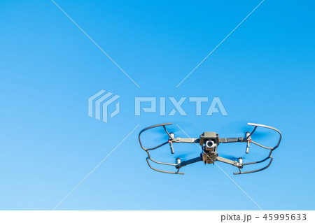 プロペラガードを着けて飛行するドローン　MAVIC2 Pro 45995633