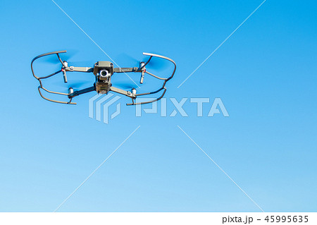 プロペラガードを着けて飛行するドローン　MAVIC2 Pro 45995635