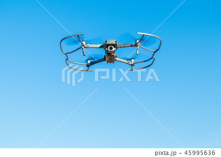 プロペラガードを着けて飛行するドローン MAVIC2 Pro プロペラガードを着けて飛行するドローン MAVIC2 Pro 45995636