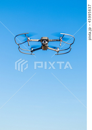 プロペラガードを着けて飛行するドローン　MAVIC2 Pro　 45995637