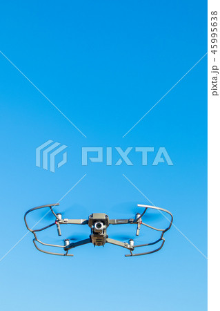 プロペラガードを着けて飛行するドローン　MAVIC2 Pro 45995638