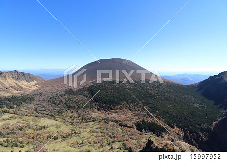 秋の紅葉の季節の浅間山 秋の紅葉の季節の浅間山 45997952